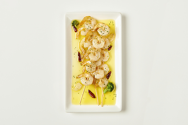 포토 JPG 스튜디오촬영 접시 새우 실내 요리 사람없음 꼬치 올리브오일 브로콜리 흰배경 꼬치새우 스페인요리 스페인음식 감바스 페페론치노 국내포토 식기 음식 백그라운드 채소 고추 서양음식 갑각류 내부 흰색 스페인 기름_음식 파일형식