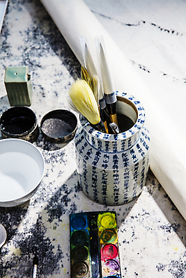 포토 JPG 서울 실내 미술 사람없음 물감 붓 먹 동양화 붓통 서예붓 화구 화선지 국내포토 서예 문화예술 한국 내부 미술도구 한지 파일형식