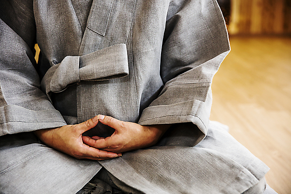 포토 JPG 실내 한명 사람 앉기 상반신 앞모습 사찰 충청남도 승려 명상 손모으기 승복 수행 괴산 국내포토 1 뷰포인트 종교건축 모션 손짓 내부 성직자 충청도 충청북도 파일형식