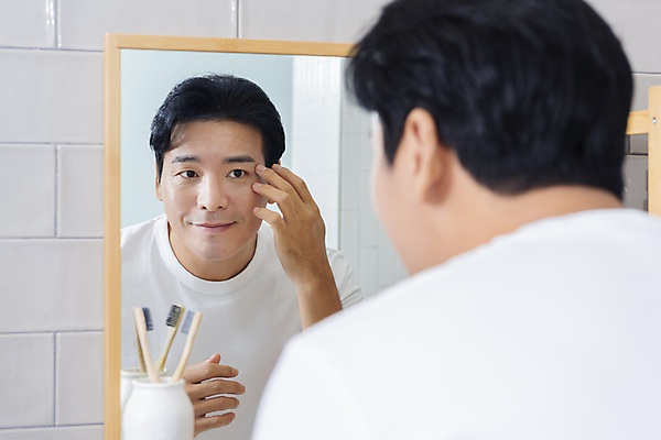 포토 JPG 응시 남자 맨라이프 40대 중년 중년라이프 한명 미소 손짓 상반신 뒷모습 뷰티 반사 만지기 한국인 욕실 확인 피부관리 화장실 욕실거울 자기관리 중년남자한명만 그루밍족 영포티 국내포토 1 라이프스타일 시선 뷰포인트 모션 표정 사람 동양인 성인 거울 신조어 남자한명만 중년남자만 파일형식