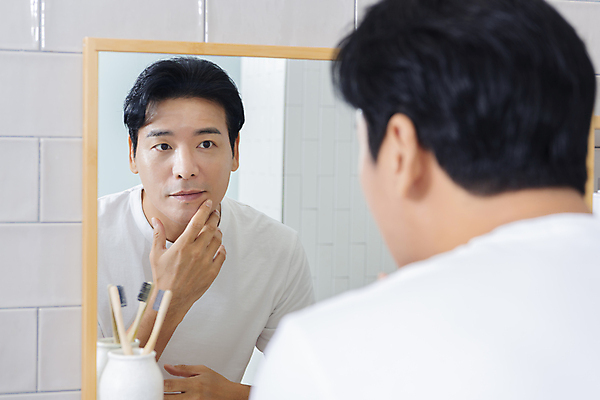 포토 JPG 응시 남자 맨라이프 40대 중년 중년라이프 한명 상반신 뒷모습 뷰티 반사 만지기 한국인 욕실 확인 피부관리 화장실 욕실거울 자기관리 중년남자한명만 그루밍족 영포티 국내포토 1 라이프스타일 시선 뷰포인트 모션 사람 동양인 성인 거울 신조어 남자한명만 중년남자만 파일형식
