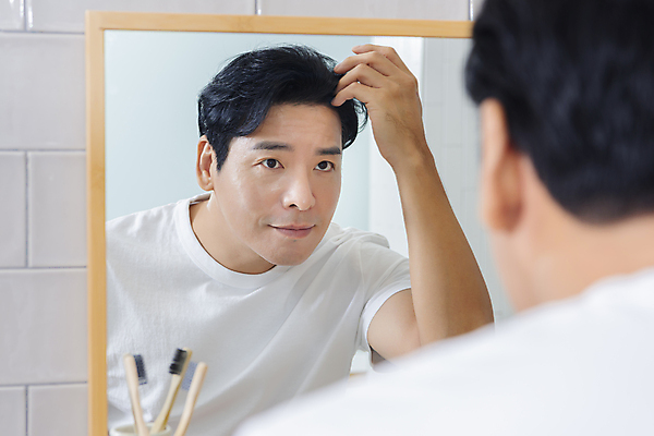 포토 JPG 응시 남자 맨라이프 40대 중년 중년라이프 한명 미소 손짓 상반신 뒷모습 뷰티 반사 머리카락 만지기 한국인 욕실 확인 피부관리 화장실 헤어관리 두피관리 욕실거울 자기관리 중년남자한명만 그루밍족 영포티 숱 국내포토 1 라이프스타일 시선 뷰포인트 모션 표정 사람 동양인 성인 머리 거울 신조어 남자한명만 중년남자만 파일형식