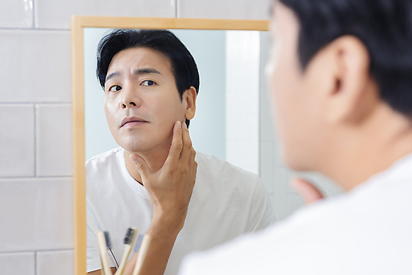 포토 JPG 응시 남자 맨라이프 40대 중년 중년라이프 한명 상반신 뒷모습 뷰티 반사 만지기 한국인 욕실 소프트포커스 확인 피부관리 화장실 욕실거울 자기관리 중년남자한명만 그루밍족 영포티 국내포토 1 라이프스타일 시선 뷰포인트 모션 촬영기법 사람 동양인 성인 거울 신조어 남자한명만 중년남자만 파일형식