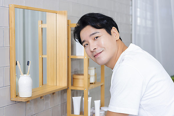 포토 JPG 응시 남자 맨라이프 40대 중년 중년라이프 한명 미소 상반신 옆모습 뷰티 반사 한국인 욕실 피부관리 화장실 욕실거울 자기관리 중년남자한명만 그루밍족 영포티 국내포토 1 라이프스타일 시선 뷰포인트 표정 사람 동양인 성인 거울 신조어 남자한명만 중년남자만 파일형식