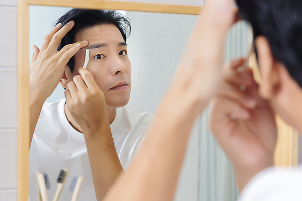 포토 JPG 응시 남자 맨라이프 40대 중년 중년라이프 한명 들기 상반신 뒷모습 뷰티 반사 한국인 욕실 소프트포커스 피부관리 화장실 눈썹정리 눈썹칼 욕실거울 자기관리 중년남자한명만 그루밍족 영포티 국내포토 1 라이프스타일 시선 뷰포인트 모션 촬영기법 사람 동양인 성인 거울 화장용품 정리 신조어 남자한명만 중년남자만 파일형식