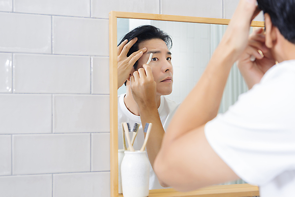 포토 JPG 응시 남자 맨라이프 40대 중년 중년라이프 한명 들기 상반신 뒷모습 뷰티 반사 한국인 욕실 피부관리 화장실 눈썹정리 눈썹칼 욕실거울 자기관리 중년남자한명만 그루밍족 영포티 국내포토 1 라이프스타일 시선 뷰포인트 모션 사람 동양인 성인 거울 화장용품 정리 신조어 남자한명만 중년남자만 파일형식