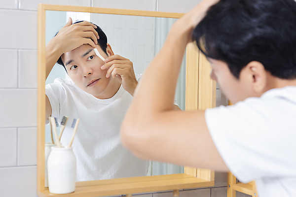 포토 JPG 응시 남자 맨라이프 40대 중년 중년라이프 한명 들기 상반신 옆모습 뷰티 반사 한국인 욕실 피부관리 화장실 눈썹정리 눈썹칼 욕실거울 자기관리 중년남자한명만 그루밍족 영포티 국내포토 1 라이프스타일 시선 뷰포인트 모션 사람 동양인 성인 거울 화장용품 정리 신조어 남자한명만 중년남자만 파일형식