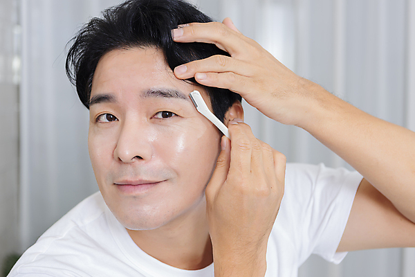 포토 JPG 응시 남자 맨라이프 40대 중년 중년라이프 한명 미소 들기 상반신 앞모습 뷰티 반사 한국인 욕실 피부관리 화장실 눈썹정리 눈썹칼 욕실거울 자기관리 중년남자한명만 그루밍족 영포티 국내포토 1 라이프스타일 시선 뷰포인트 모션 표정 사람 동양인 성인 거울 화장용품 정리 신조어 남자한명만 중년남자만 파일형식