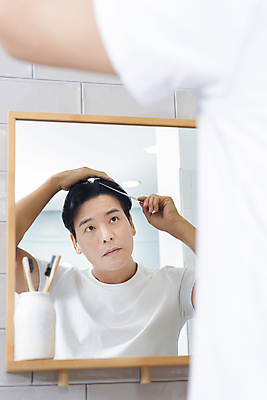 포토 JPG 응시 남자 맨라이프 40대 중년 중년라이프 한명 들기 상반신 뒷모습 뷰티 반사 한국인 욕실 머리빗 피부관리 화장실 두피관리 욕실거울 자기관리 중년남자한명만 그루밍족 영포티 국내포토 1 라이프스타일 시선 뷰포인트 모션 사람 동양인 성인 거울 미용용품 신조어 남자한명만 중년남자만 파일형식