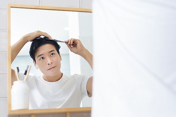 포토 JPG 응시 남자 맨라이프 40대 중년 중년라이프 한명 미소 들기 상반신 뒷모습 뷰티 반사 한국인 욕실 머리빗 피부관리 화장실 헤어관리 두피관리 욕실거울 자기관리 중년남자한명만 그루밍족 영포티 국내포토 1 라이프스타일 시선 뷰포인트 모션 표정 사람 동양인 성인 거울 미용용품 신조어 남자한명만 중년남자만 파일형식