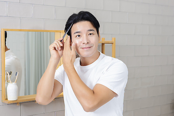 포토 JPG 응시 남자 맨라이프 40대 중년 중년라이프 한명 미소 들기 상반신 앞모습 뷰티 반사 한국인 욕실 머리빗 피부관리 화장실 헤어관리 두피관리 욕실거울 자기관리 중년남자한명만 그루밍족 영포티 국내포토 1 라이프스타일 시선 뷰포인트 모션 표정 사람 동양인 성인 거울 미용용품 신조어 남자한명만 중년남자만 파일형식