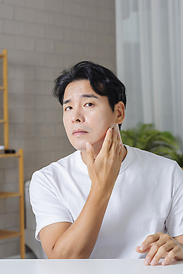 포토 JPG 응시 남자 맨라이프 40대 중년 중년라이프 한명 상반신 앞모습 뷰티 만지기 한국인 욕실 확인 피부관리 화장실 자기관리 중년남자한명만 그루밍족 영포티 국내포토 1 라이프스타일 시선 뷰포인트 모션 사람 동양인 성인 신조어 남자한명만 중년남자만 파일형식