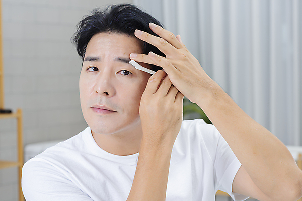 포토 JPG 응시 남자 맨라이프 40대 중년 중년라이프 한명 들기 상반신 앞모습 뷰티 한국인 욕실 피부관리 화장실 눈썹정리 눈썹칼 자기관리 중년남자한명만 그루밍족 영포티 국내포토 1 라이프스타일 시선 뷰포인트 모션 사람 동양인 성인 화장용품 정리 신조어 남자한명만 중년남자만 파일형식