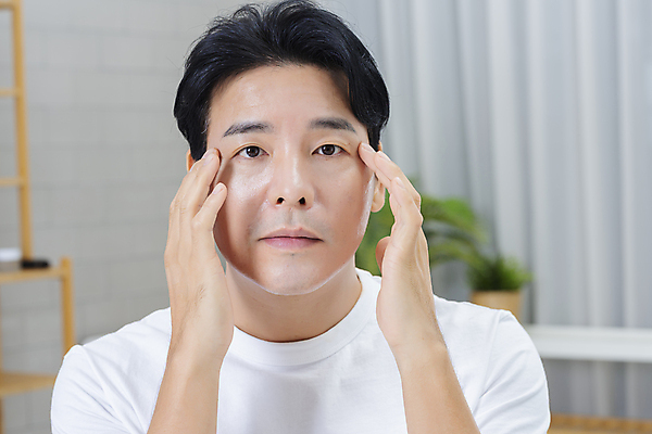 포토 JPG 응시 남자 맨라이프 40대 중년 중년라이프 한명 손짓 상반신 앞모습 뷰티 만지기 한국인 욕실 주름 확인 피부관리 화장실 눈가 자기관리 중년남자한명만 그루밍족 영포티 국내포토 1 라이프스타일 시선 뷰포인트 모션 사람 동양인 성인 신조어 남자한명만 중년남자만 파일형식