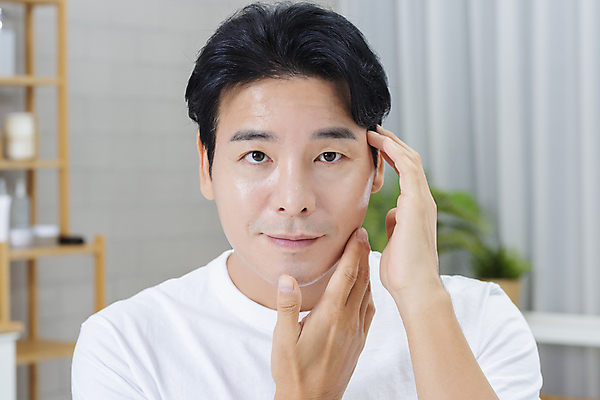 포토 JPG 응시 남자 맨라이프 40대 중년 중년라이프 한명 미소 손짓 상반신 앞모습 뷰티 만지기 한국인 욕실 주름 확인 피부관리 화장실 자기관리 중년남자한명만 그루밍족 영포티 국내포토 1 라이프스타일 시선 뷰포인트 모션 표정 사람 동양인 성인 신조어 남자한명만 중년남자만 파일형식