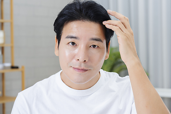 포토 JPG 응시 남자 맨라이프 40대 중년 중년라이프 한명 미소 손짓 상반신 앞모습 뷰티 머리카락 만지기 한국인 욕실 확인 피부관리 화장실 헤어관리 두피관리 자기관리 중년남자한명만 그루밍족 탈모예방 영포티 숱 국내포토 1 라이프스타일 시선 뷰포인트 모션 표정 사람 동양인 성인 머리 예방 신조어 남자한명만 중년남자만 파일형식