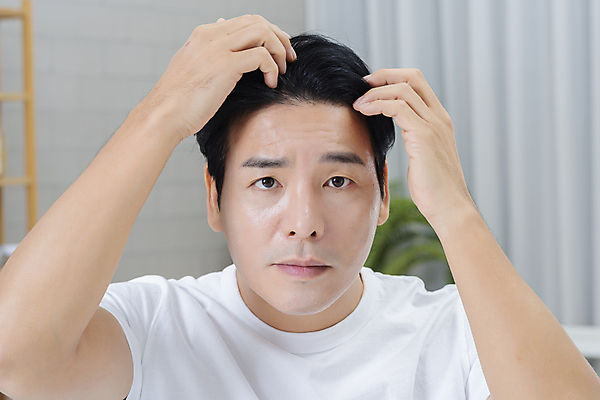 포토 JPG 응시 남자 맨라이프 40대 중년 중년라이프 한명 손짓 상반신 앞모습 뷰티 머리카락 만지기 한국인 욕실 확인 피부관리 화장실 헤어관리 두피관리 자기관리 중년남자한명만 그루밍족 탈모예방 영포티 숱 국내포토 1 라이프스타일 시선 뷰포인트 모션 사람 동양인 성인 머리 예방 신조어 남자한명만 중년남자만 파일형식