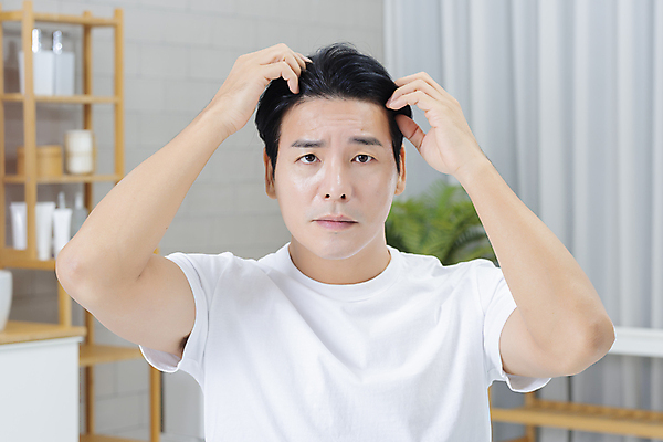 포토 JPG 응시 남자 맨라이프 40대 중년 중년라이프 한명 손짓 상반신 앞모습 뷰티 머리카락 만지기 한국인 욕실 확인 피부관리 화장실 헤어관리 두피관리 자기관리 중년남자한명만 그루밍족 탈모예방 영포티 숱 국내포토 1 라이프스타일 시선 뷰포인트 모션 사람 동양인 성인 머리 예방 신조어 남자한명만 중년남자만 파일형식