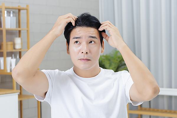 포토 JPG 응시 남자 맨라이프 40대 중년 중년라이프 한명 손짓 상반신 앞모습 뷰티 머리카락 만지기 한국인 욕실 확인 피부관리 화장실 헤어관리 곁눈질 두피관리 자기관리 중년남자한명만 그루밍족 탈모예방 영포티 숱 국내포토 1 라이프스타일 시선 뷰포인트 모션 사람 동양인 성인 머리 예방 신조어 남자한명만 중년남자만 파일형식