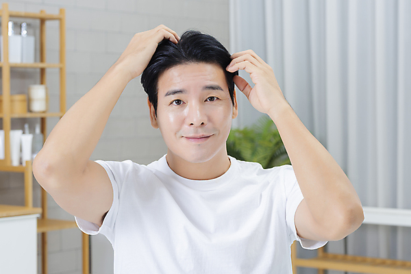 포토 JPG 응시 남자 맨라이프 40대 중년 중년라이프 한명 미소 손짓 상반신 앞모습 뷰티 머리카락 만지기 한국인 욕실 확인 피부관리 화장실 헤어관리 두피관리 자기관리 중년남자한명만 그루밍족 탈모예방 영포티 숱 국내포토 1 라이프스타일 시선 뷰포인트 모션 표정 사람 동양인 성인 머리 예방 신조어 남자한명만 중년남자만 파일형식