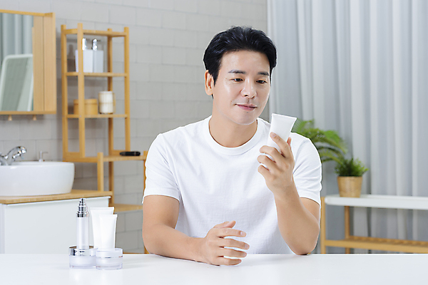 포토 JPG 응시 남자 맨라이프 40대 중년 중년라이프 한명 미소 들기 상반신 앞모습 뷰티 한국인 욕실 피부관리 화장실 스킨케어 기초화장품 자기관리 중년남자한명만 그루밍족 영포티 국내포토 1 라이프스타일 시선 뷰포인트 모션 표정 사람 동양인 성인 화장품 신조어 남자한명만 중년남자만 파일형식