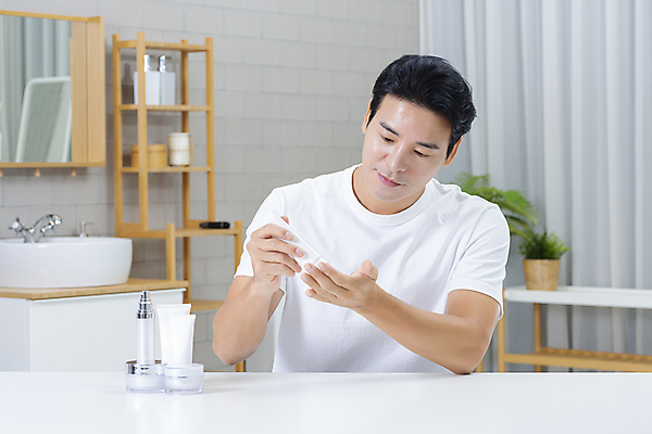 포토 JPG 응시 남자 맨라이프 40대 중년 중년라이프 한명 들기 상반신 앞모습 뷰티 한국인 욕실 피부관리 화장실 스킨케어 기초화장품 자기관리 짜기 중년남자한명만 그루밍족 영포티 국내포토 1 라이프스타일 시선 뷰포인트 모션 사람 동양인 성인 화장품 신조어 남자한명만 중년남자만 파일형식