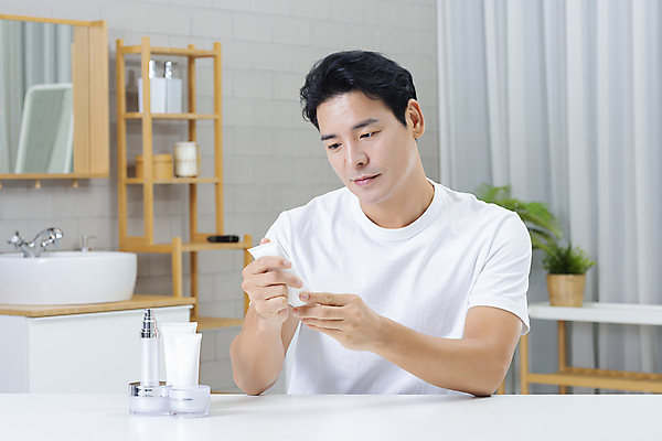 포토 JPG 응시 남자 맨라이프 40대 중년 중년라이프 한명 들기 상반신 앞모습 뷰티 한국인 욕실 확인 피부관리 화장실 스킨케어 기초화장품 자기관리 중년남자한명만 그루밍족 영포티 국내포토 1 라이프스타일 시선 뷰포인트 모션 사람 동양인 성인 화장품 신조어 남자한명만 중년남자만 파일형식