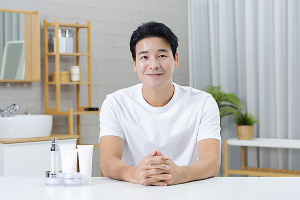 포토 JPG 응시 남자 맨라이프 40대 중년 중년라이프 한명 미소 상반신 앞모습 뷰티 한국인 욕실 깍지 피부관리 화장실 스킨케어 기초화장품 자기관리 중년남자한명만 그루밍족 영포티 국내포토 1 라이프스타일 시선 뷰포인트 표정 사람 동양인 손짓 성인 화장품 신조어 남자한명만 중년남자만 파일형식