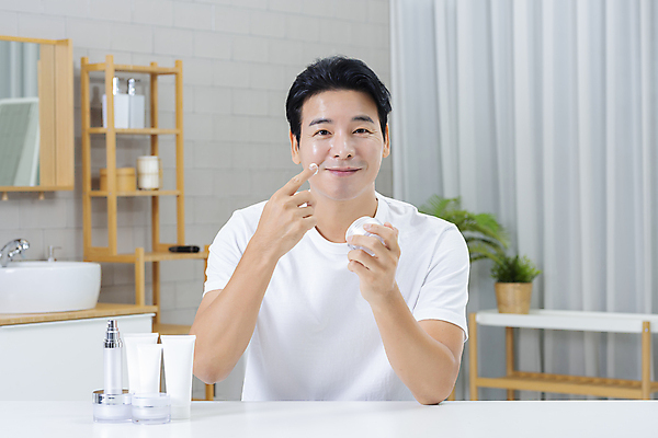 포토 JPG 응시 남자 맨라이프 40대 중년 중년라이프 한명 미소 들기 상반신 앞모습 뷰티 한국인 욕실 크림 피부관리 화장실 바르기 로션 스킨케어 기초화장품 자기관리 중년남자한명만 그루밍족 영포티 국내포토 1 라이프스타일 시선 뷰포인트 모션 표정 사람 동양인 성인 화장품 신조어 남자한명만 중년남자만 파일형식