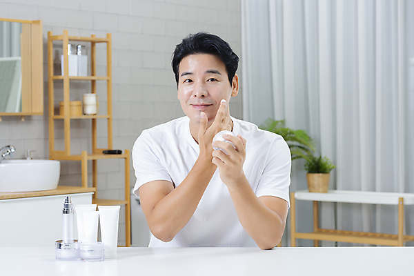 포토 JPG 응시 남자 맨라이프 40대 중년 중년라이프 한명 미소 들기 상반신 앞모습 뷰티 한국인 욕실 크림 피부관리 화장실 바르기 로션 스킨케어 기초화장품 자기관리 중년남자한명만 그루밍족 영포티 국내포토 1 라이프스타일 시선 뷰포인트 모션 표정 사람 동양인 성인 화장품 신조어 남자한명만 중년남자만 파일형식