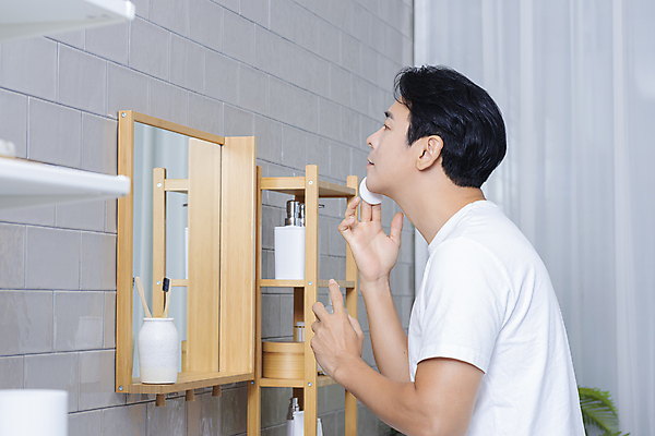 포토 JPG 남자 맨라이프 40대 중년 중년라이프 한명 들기 상반신 옆모습 뷰티 한국인 욕실 피부관리 화장실 닦기 스킨케어 기초화장품 자기관리 화장솜 중년남자한명만 그루밍족 영포티 국내포토 1 라이프스타일 뷰포인트 모션 사람 동양인 성인 화장품 화장용품 신조어 남자한명만 중년남자만 파일형식