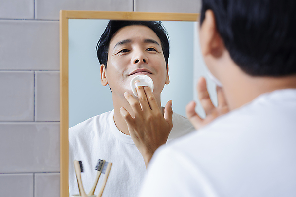 포토 JPG 응시 남자 맨라이프 40대 중년 중년라이프 한명 미소 들기 상반신 뒷모습 뷰티 반사 한국인 욕실 피부관리 화장실 퍼프 닦기 스킨케어 욕실거울 자기관리 화장솜 중년남자한명만 그루밍족 영포티 국내포토 1 라이프스타일 시선 뷰포인트 모션 표정 사람 동양인 성인 거울 화장용품 신조어 남자한명만 중년남자만 파일형식