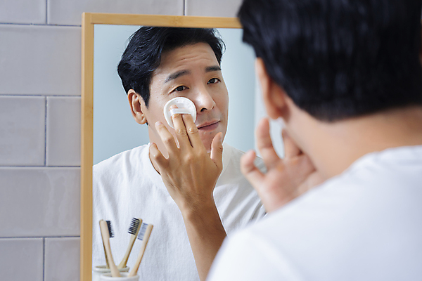 포토 JPG 응시 남자 맨라이프 40대 중년 중년라이프 한명 들기 상반신 뒷모습 뷰티 반사 한국인 욕실 피부관리 화장실 퍼프 닦기 스킨케어 욕실거울 자기관리 화장솜 중년남자한명만 그루밍족 영포티 국내포토 1 라이프스타일 시선 뷰포인트 모션 사람 동양인 성인 거울 화장용품 신조어 남자한명만 중년남자만 파일형식