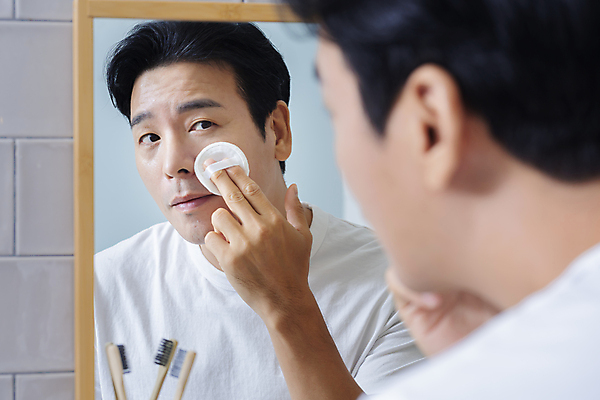 포토 JPG 응시 남자 맨라이프 40대 중년 중년라이프 한명 들기 상반신 뒷모습 뷰티 반사 한국인 욕실 피부관리 화장실 퍼프 닦기 스킨케어 욕실거울 자기관리 화장솜 중년남자한명만 그루밍족 영포티 국내포토 1 라이프스타일 시선 뷰포인트 모션 사람 동양인 성인 거울 화장용품 신조어 남자한명만 중년남자만 파일형식