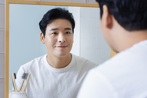 포토 JPG 응시 남자 맨라이프 40대 중년 중년라이프 한명 미소 상반신 뒷모습 뷰티 반사 한국인 욕실 피부관리 화장실 욕실거울 자기관리 중년남자한명만 그루밍족 영포티 국내포토 1 라이프스타일 시선 뷰포인트 표정 사람 동양인 성인 거울 신조어 남자한명만 중년남자만 파일형식