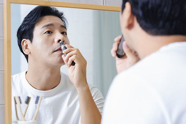 포토 JPG 응시 남자 맨라이프 40대 중년 중년라이프 한명 들기 상반신 뒷모습 뷰티 반사 기계 한국인 욕실 피부관리 화장실 다듬기 욕실거울 자기관리 코털 중년남자한명만 그루밍족 깎기 영포티 국내포토 1 라이프스타일 시선 뷰포인트 모션 털 사람 동양인 성인 거울 신조어 남자한명만 중년남자만 파일형식