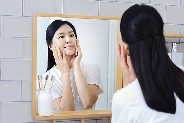 포토 JPG 우먼라이프 응시 여자 40대 중년 중년라이프 한명 미소 상반신 뒷모습 뷰티 반사 만지기 한국인 욕실 주름 확인 피부관리 화장실 욕실거울 자기관리 중년여자한명만 영포티 국내포토 1 라이프스타일 시선 뷰포인트 모션 표정 사람 동양인 성인 거울 신조어 여자한명만 중년여자만 파일형식