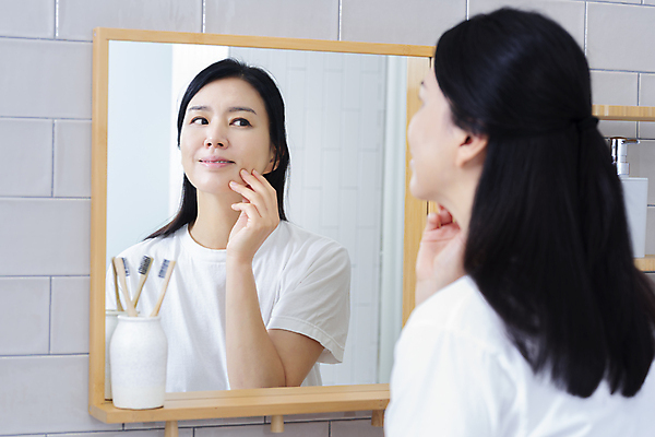 포토 JPG 우먼라이프 응시 여자 40대 중년 중년라이프 한명 미소 손짓 상반신 뒷모습 뷰티 반사 만지기 한국인 욕실 주름 확인 피부관리 화장실 욕실거울 자기관리 중년여자한명만 영포티 국내포토 1 라이프스타일 시선 뷰포인트 모션 표정 사람 동양인 성인 거울 신조어 여자한명만 중년여자만 파일형식