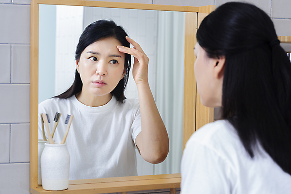 포토 JPG 우먼라이프 응시 여자 40대 중년 중년라이프 한명 손짓 상반신 뒷모습 뷰티 반사 만지기 한국인 욕실 주름 확인 피부관리 화장실 욕실거울 자기관리 중년여자한명만 영포티 국내포토 1 라이프스타일 시선 뷰포인트 모션 사람 동양인 성인 거울 신조어 여자한명만 중년여자만 파일형식