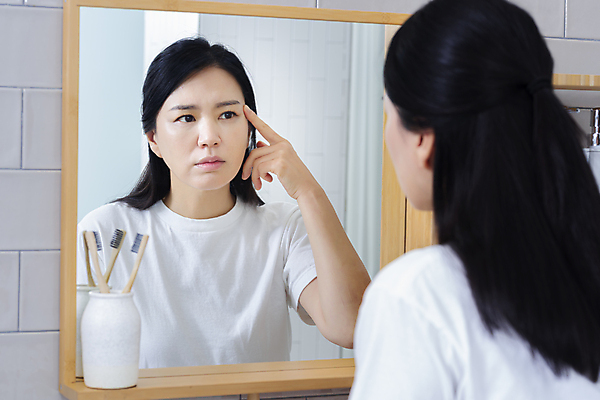 포토 JPG 우먼라이프 응시 여자 40대 중년 중년라이프 한명 손짓 상반신 뒷모습 뷰티 반사 만지기 한국인 욕실 주름 확인 피부관리 화장실 욕실거울 자기관리 중년여자한명만 영포티 국내포토 1 라이프스타일 시선 뷰포인트 모션 사람 동양인 성인 거울 신조어 여자한명만 중년여자만 파일형식