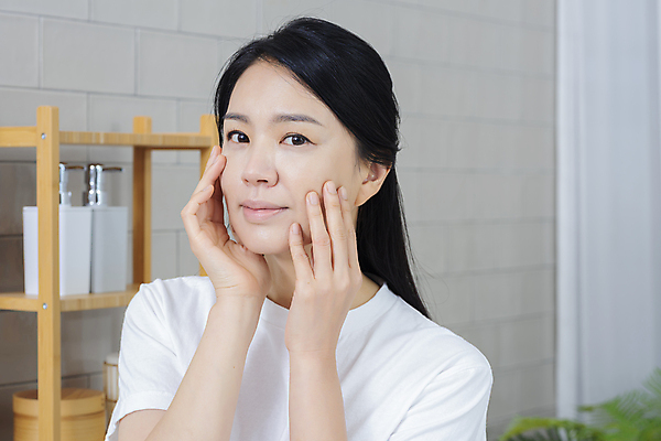 포토 JPG 우먼라이프 응시 여자 40대 중년 중년라이프 한명 미소 상반신 옆모습 뷰티 만지기 한국인 욕실 주름 확인 피부관리 화장실 자기관리 중년여자한명만 영포티 국내포토 1 라이프스타일 시선 뷰포인트 모션 표정 사람 동양인 성인 신조어 여자한명만 중년여자만 파일형식