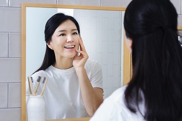 포토 JPG 우먼라이프 응시 여자 40대 중년 중년라이프 한명 미소 상반신 뒷모습 뷰티 반사 턱괴기 만지기 한국인 욕실 주름 확인 피부관리 화장실 욕실거울 자기관리 중년여자한명만 영포티 국내포토 1 라이프스타일 시선 뷰포인트 모션 표정 사람 동양인 성인 거울 신조어 여자한명만 중년여자만 파일형식