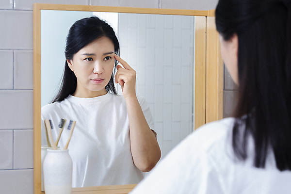 포토 JPG 우먼라이프 응시 여자 40대 중년 중년라이프 한명 손짓 상반신 뒷모습 뷰티 반사 만지기 한국인 욕실 주름 확인 피부관리 화장실 욕실거울 자기관리 중년여자한명만 영포티 국내포토 1 라이프스타일 시선 뷰포인트 모션 사람 동양인 성인 거울 신조어 여자한명만 중년여자만 파일형식