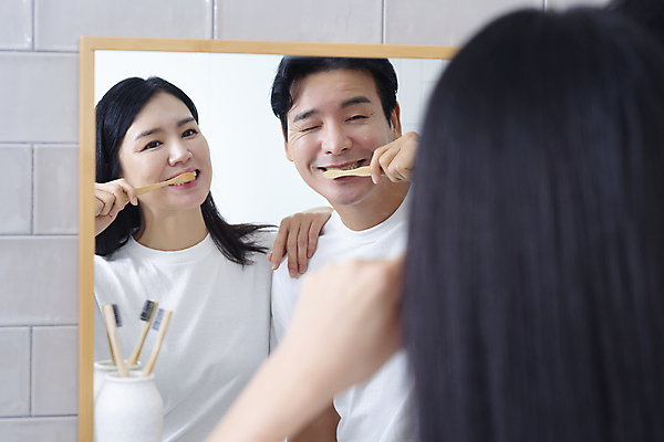 포토 JPG 커플 응시 여자 남자 커플라이프 40대 중년 중년라이프 함께함 윙크 미소 들기 상반신 두명 뒷모습 뷰티 반사 다정 한국인 욕실 양치 칫솔 화장실 중년부부 욕실거울 자기관리 치아건강 중년만 어깨에손 영포티 국내포토 라이프스타일 부부 시선 뷰포인트 컨셉 관계 모션 표정 건강 사람 동양인 성인 위생용품 청결 거울 신조어 성인만 파일형식