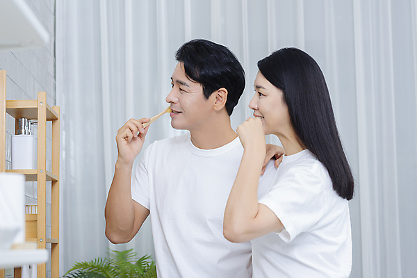 포토 JPG 커플 응시 여자 남자 커플라이프 40대 중년 중년라이프 함께함 미소 들기 상반신 두명 옆모습 뷰티 다정 한국인 욕실 양치 칫솔 화장실 중년부부 자기관리 치아건강 중년만 어깨에손 영포티 국내포토 라이프스타일 부부 시선 뷰포인트 컨셉 관계 모션 표정 건강 사람 동양인 성인 위생용품 청결 신조어 성인만 파일형식