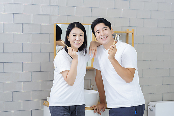 포토 JPG 커플 응시 여자 남자 커플라이프 40대 중년 중년라이프 함께함 미소 들기 상반신 두명 앞모습 뷰티 다정 한국인 욕실 양치 칫솔 화장실 중년부부 자기관리 치아건강 중년만 어깨에손 영포티 국내포토 라이프스타일 부부 시선 뷰포인트 컨셉 관계 모션 표정 건강 사람 동양인 성인 위생용품 청결 신조어 성인만 파일형식