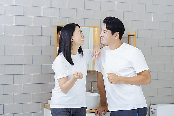 포토 JPG 커플 여자 남자 커플라이프 40대 중년 중년라이프 함께함 미소 들기 상반신 두명 옆모습 뷰티 마주보기 다정 한국인 욕실 양치 칫솔 화장실 중년부부 자기관리 치아건강 중년만 어깨에손 영포티 국내포토 라이프스타일 부부 뷰포인트 컨셉 관계 모션 표정 건강 사람 동양인 성인 위생용품 청결 신조어 성인만 파일형식