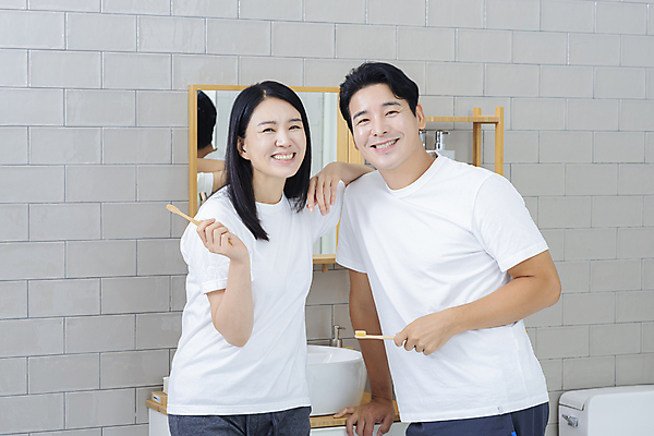 포토 JPG 커플 응시 여자 남자 커플라이프 40대 중년 중년라이프 함께함 미소 들기 상반신 두명 앞모습 뷰티 다정 한국인 욕실 양치 칫솔 화장실 중년부부 자기관리 치아건강 중년만 어깨에손 영포티 국내포토 라이프스타일 부부 시선 뷰포인트 컨셉 관계 모션 표정 건강 사람 동양인 성인 위생용품 청결 신조어 성인만 파일형식