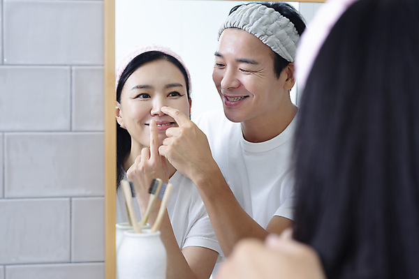 포토 JPG 커플 응시 여자 남자 커플라이프 40대 중년 장난 중년라이프 함께함 미소 상반신 두명 뒷모습 뷰티 반사 다정 터치 한국인 욕실 머리띠 피부관리 화장실 중년부부 욕실거울 자기관리 중년만 영포티 국내포토 라이프스타일 부부 시선 뷰포인트 컨셉 장신구 관계 표정 사람 동양인 성인 거울 신조어 성인만 파일형식