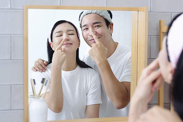 포토 JPG 커플 응시 여자 남자 커플라이프 40대 중년 중년라이프 함께함 미소 상반신 두명 뒷모습 뷰티 반사 눈감음 다정 터치 한국인 욕실 머리띠 피부관리 화장실 중년부부 욕실거울 자기관리 중년만 어깨에손 영포티 국내포토 라이프스타일 부부 시선 뷰포인트 컨셉 장신구 관계 모션 표정 사람 동양인 성인 거울 신조어 성인만 파일형식